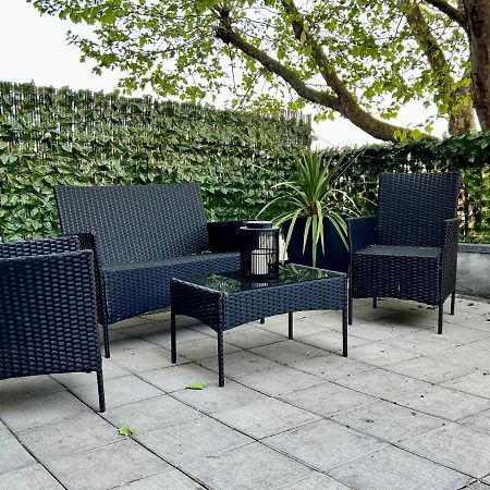 Stylish One-Bedroom Rental With Private Patio In Zone 2 London Exteriör bild