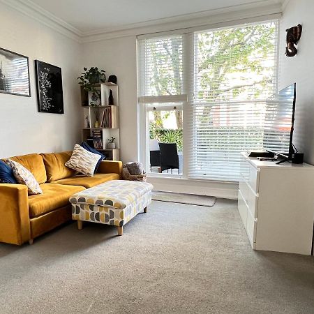 Stylish One-Bedroom Rental With Private Patio In Zone 2 London Exteriör bild