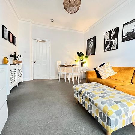 Stylish One-Bedroom Rental With Private Patio In Zone 2 London Exteriör bild