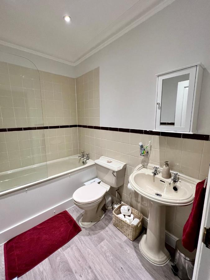 Stylish One-Bedroom Rental With Private Patio In Zone 2 London Exteriör bild
