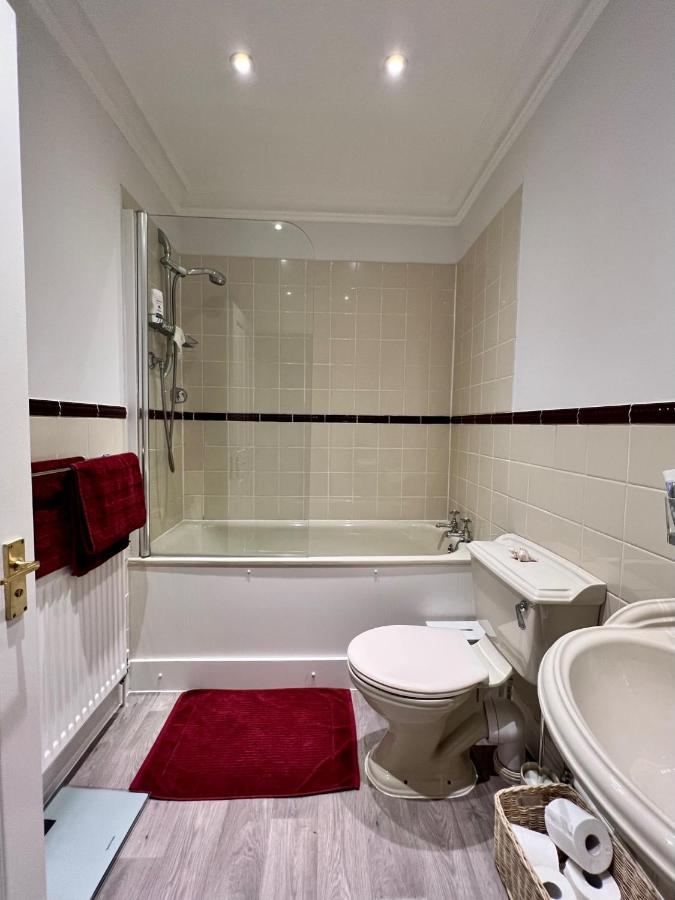 Stylish One-Bedroom Rental With Private Patio In Zone 2 London Exteriör bild