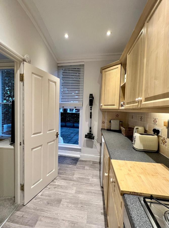 Stylish One-Bedroom Rental With Private Patio In Zone 2 London Exteriör bild