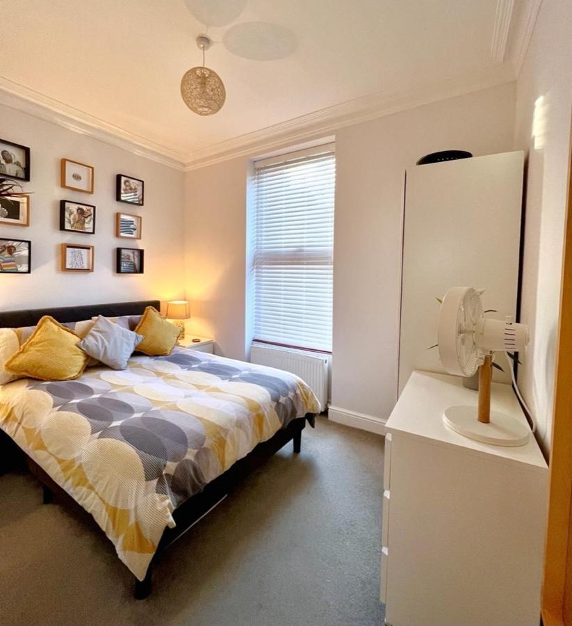 Stylish One-Bedroom Rental With Private Patio In Zone 2 London Exteriör bild