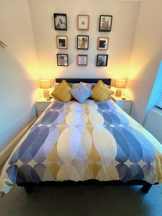 Stylish One-Bedroom Rental With Private Patio In Zone 2 London Exteriör bild