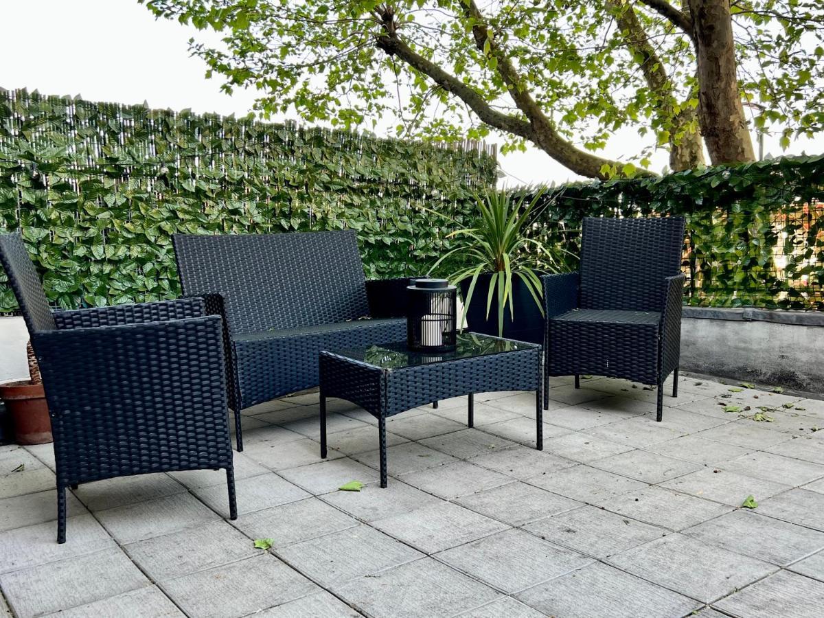 Stylish One-Bedroom Rental With Private Patio In Zone 2 London Exteriör bild