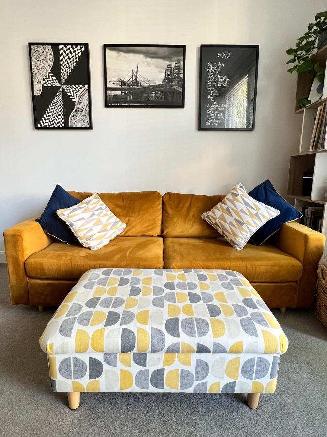 Stylish One-Bedroom Rental With Private Patio In Zone 2 London Exteriör bild