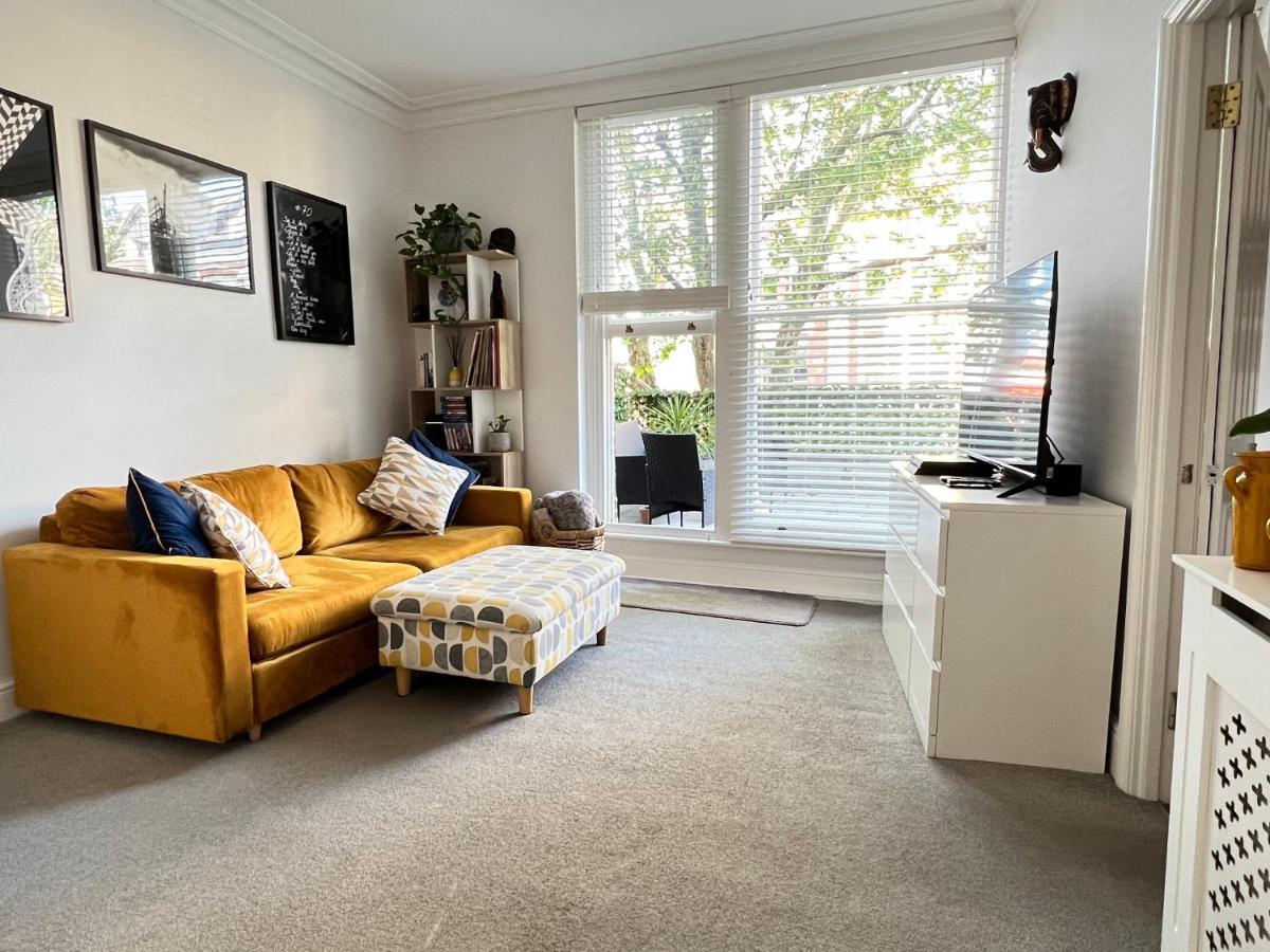 Stylish One-Bedroom Rental With Private Patio In Zone 2 London Exteriör bild