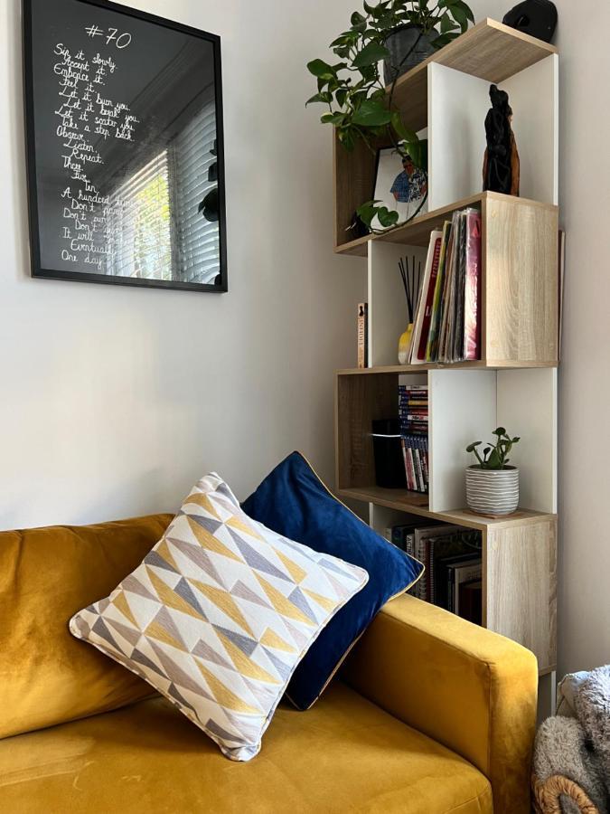 Stylish One-Bedroom Rental With Private Patio In Zone 2 London Exteriör bild