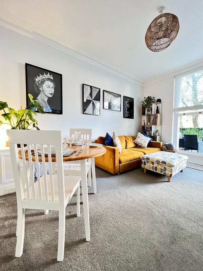Stylish One-Bedroom Rental With Private Patio In Zone 2 London Exteriör bild