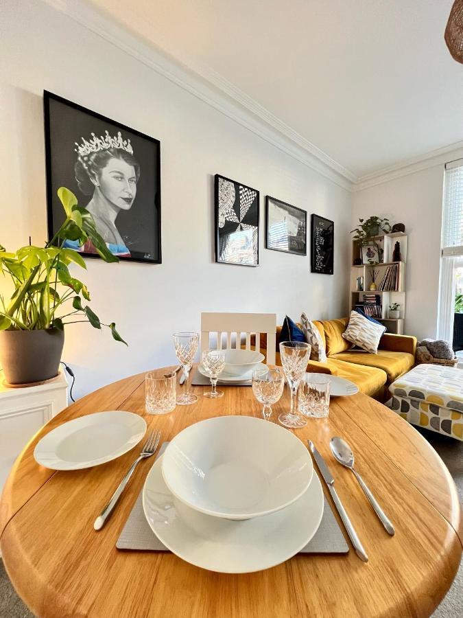 Stylish One-Bedroom Rental With Private Patio In Zone 2 London Exteriör bild