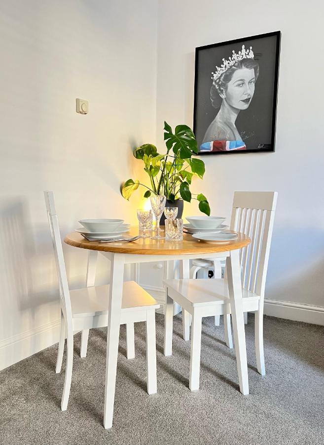 Stylish One-Bedroom Rental With Private Patio In Zone 2 London Exteriör bild