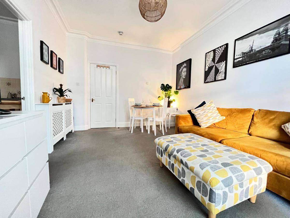 Stylish One-Bedroom Rental With Private Patio In Zone 2 London Exteriör bild